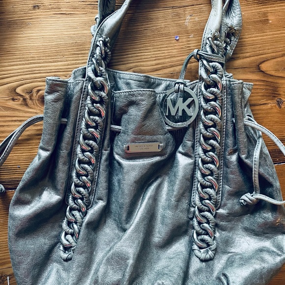 Michael Kors Large Silver purse - Picture 4 of 5
